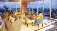 Oakwood Hotel & Residence Surabaya - bar