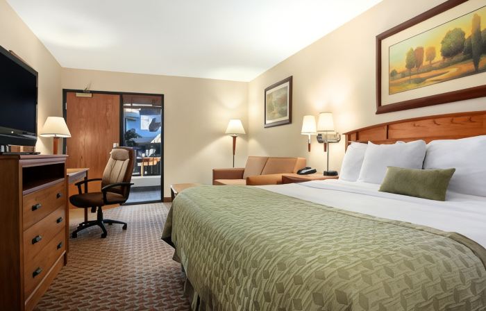 Ramada by Wyndham des Moines Tropics Resort & Conference Ctr