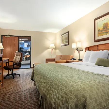 Ramada by Wyndham des Moines Tropics Resort & Conference Ctr