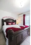 Les Guest House Apartment with Jacuzzi and Pool