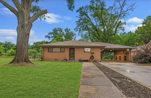 Kirk’s Kilgore Kottage - 3 bedrooms, 2 bath House