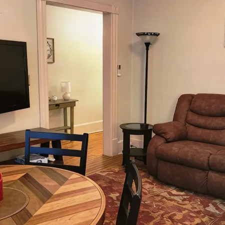 Charming 2-bedroom apartment with equipped kitchen and AC, in Cumberland, MD.