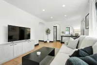 Backyard Bungalow • 2BR Near BTV + Fenced Yard - Homestays
