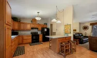 Beautiful 4+ Bedroom Home on Deer Mountain. Hot Tub/ Wifi. Ample Parking, Garage - Boutique
