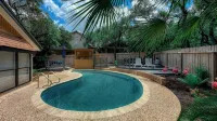 Cozy Luxury  Pool + Home Theater + Backyard Oasis - สระว่ายน้ำส่วนตัว