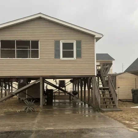 Charming 3-bedroom Cottage, 2 block Walk to the Beach