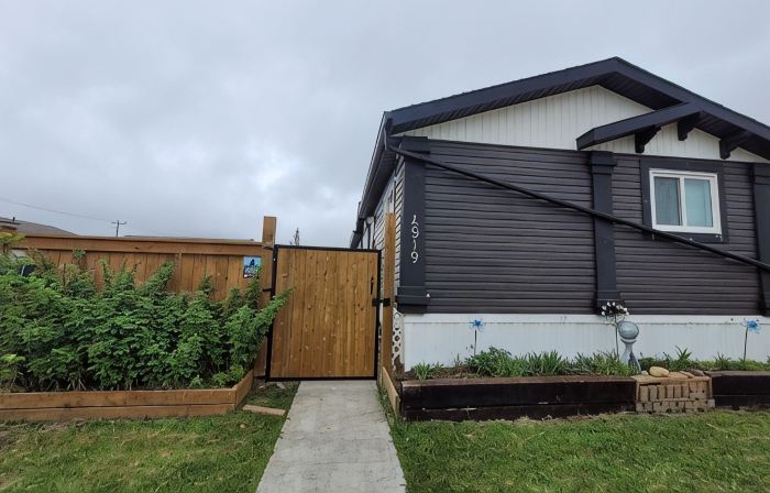 Guest suite in town-2 bedrooms/private kitchen