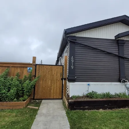 Guest suite in town-2 bedrooms/private kitchen