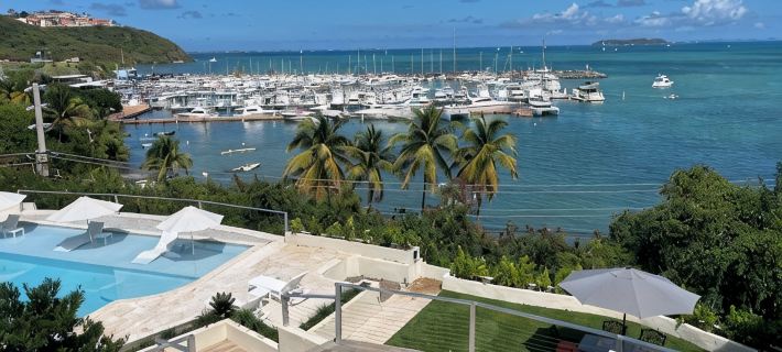 Stunning ocean front villa with pool and power generator. 10min drive to beach 파하르도 호텔