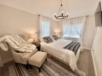The Reminisce! 5/3, Downtown, Hot Tub, Fenced Yard, Fire Table, Free Parking,Lux