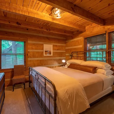 Creekside Cabin > 15min to Skiing, Hiking, & the Alpine Coaster > Pet-Friendly Отели в г. Севен Девилс