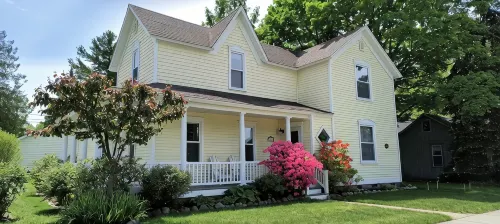 Enchanting Elk Rapids Victorian, 2 Blocks from Beaches