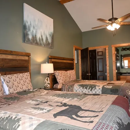 4 Bedroom, 3 Bath Cabin in Coosawattee River Resort w/hot tub, fire pit, &  WiFi