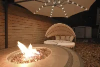 Stylish Mid-Century Modern Private Studio Blocks from UF and Stadium! - 발코니