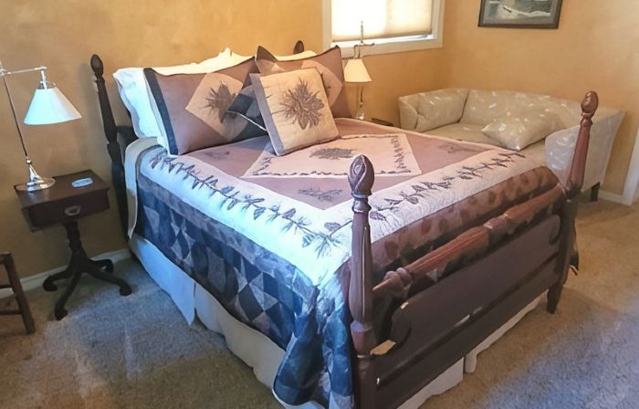 Immaculate, homey and perfectly located for your stay in downtown Ennis.
