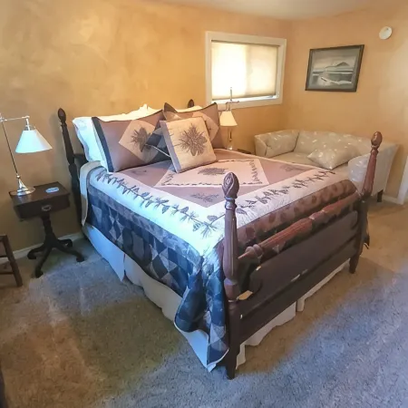 Immaculate, homey and perfectly located for your stay in downtown Ennis.