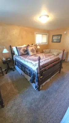 Immaculate, homey and perfectly located for your stay in downtown Ennis.