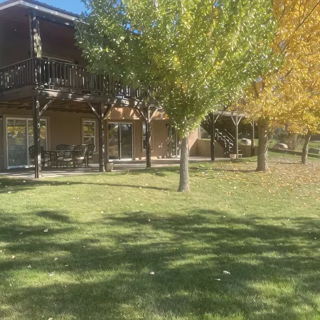 Spacious River House minutes to Hot Springs & WY Dino Center