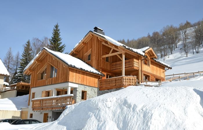 Chalet with nice view, garden and hot tub. Ideal for skiing and cycling!