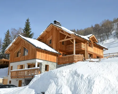Chalet with nice view, garden and hot tub. Ideal for skiing and cycling! Hotels in Valloire