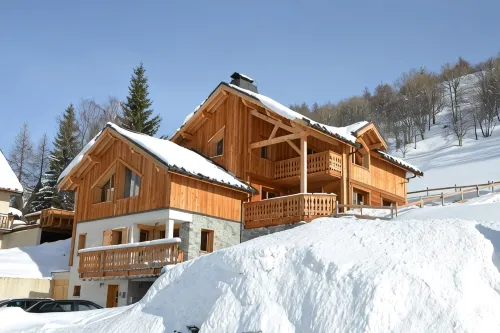 Chalet with nice view, garden and hot tub. Ideal for skiing and cycling!