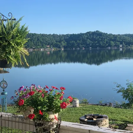 New to VRBO. Lakefront, fishing and swim dock.   Cabin fully equipped very comfy