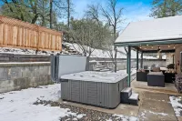Country Club Hideout - w/ HotTub & King bed - con encanto