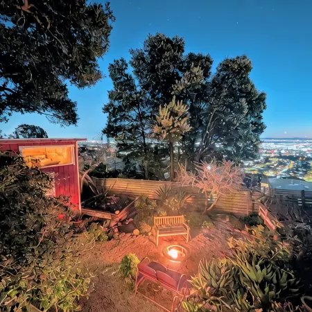 Hills Cottage with Panoramic Views & Hot Tub. Pet Friendly! Отели рядом с достопримечательностью «Оклендский зоопарк»