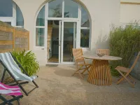 Apartment 2/4 Pers. , Terrace 25m2 - 50m Beach and GR34. Dogs Welcome Отели в г. Карантек