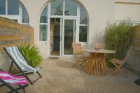 Apartment 2/4 Pers.  , Terrace 25m2 - 50m Beach and GR34. Dogs Welcome - Homestays