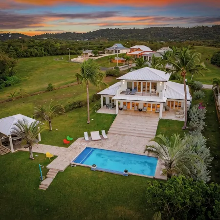 Beachfront Luxury Villa: 3BR, 3.5BA,Gazebo,Pool, Secluded Beach, Gated Community