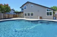 Spacious 4 Br Home, with Fireplace, Wet Bar, Pool, & Indoor Jacuzzi Tub. - Rooftop Pools