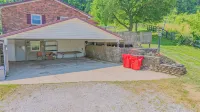 Hillside Hideout With Scenic Bluegrass Hot Tub Views! - Homestays