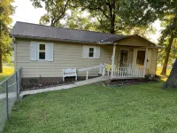 Relax at Grandma’s house with a screened in porch overlooking a private lake! - Wifi