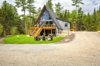 Modern A-Frame~ 9min Sunday River! HotTub! FirePit! Arcade Games! Slps 12 - Hytter