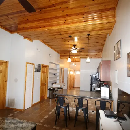 Athens City 2 bedroom, 1 bath, in town, walk to restaurants, FREE WiFi, Parking