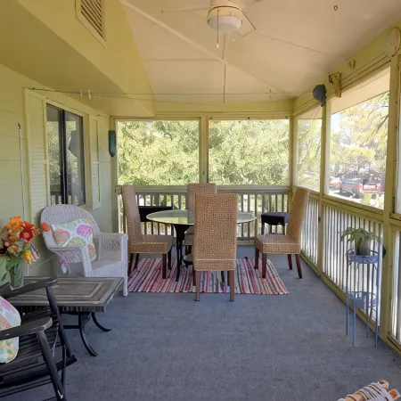 Spacious 2 bedroom apartment with free parking
