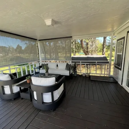 Lakefront Retreat. Saltwater Hot Tube, Dock,Kayaks and Fish Gear Included!