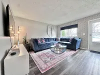 Colorful Retreat, w/ Firepit and 2 TV's.  By Royal Oak!
