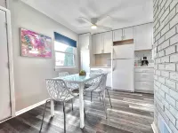 Colorful Retreat, w/ Firepit and 2 TV's.  By Royal Oak!