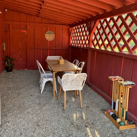 Mountain Cottage with creek and accessible trail and pond near Yosemite!