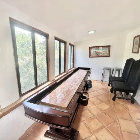 Cozy Family Friendly Lodge, 2 Games Rooms, Hot Tub, EV Charger