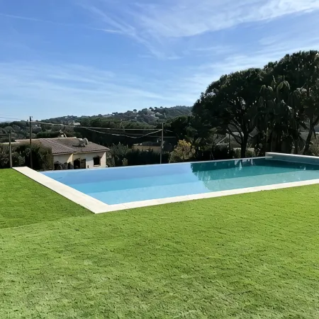 Villa Cabañas with Infinity Pool, Gardens and Barbecue in Calonge, Costa Brava