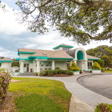 Salty Paws. Pet Friendly. Minutes to Beach. Horizon Ocean Views.