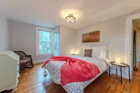 Classic Mystic Retreat Walking Distance to Downtown - 3-Star