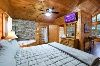 Helen Mountaintop Couples Retreat~Hot Tub~Sauna~King Bed~Pool Table - Chalets