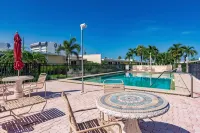 Steps to Siesta Key Beach!  Pool, Tennis Court, Shuffle Board, Pickle Ball! - مسبح