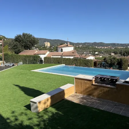 Villa Cabañas with Infinity Pool, Gardens and Barbecue in Calonge, Costa Brava