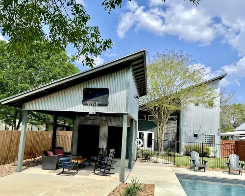 Lovely, Bright Modern House, Short Walk to Main Street, Private Pool! - 4つ星
