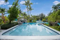 Beachfront Villa • Walk to Atlantis • Sleeps 8 - Biệt thự